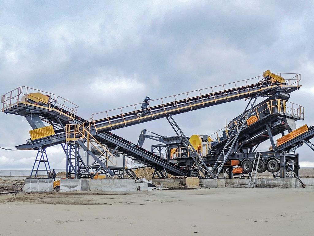 Mobile screening plant