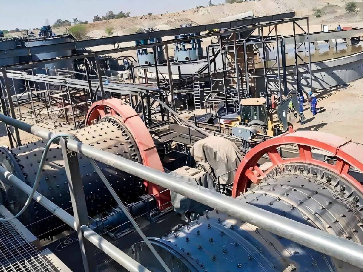 Wet grinding ball mill